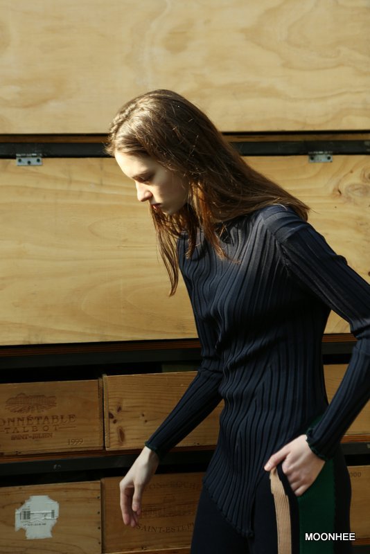 DIAGONAL RIB SLIT TOP (NAVY)