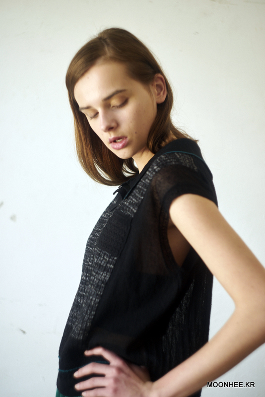 SPACE CABLE SLEEVELESS TOP (BLACK)