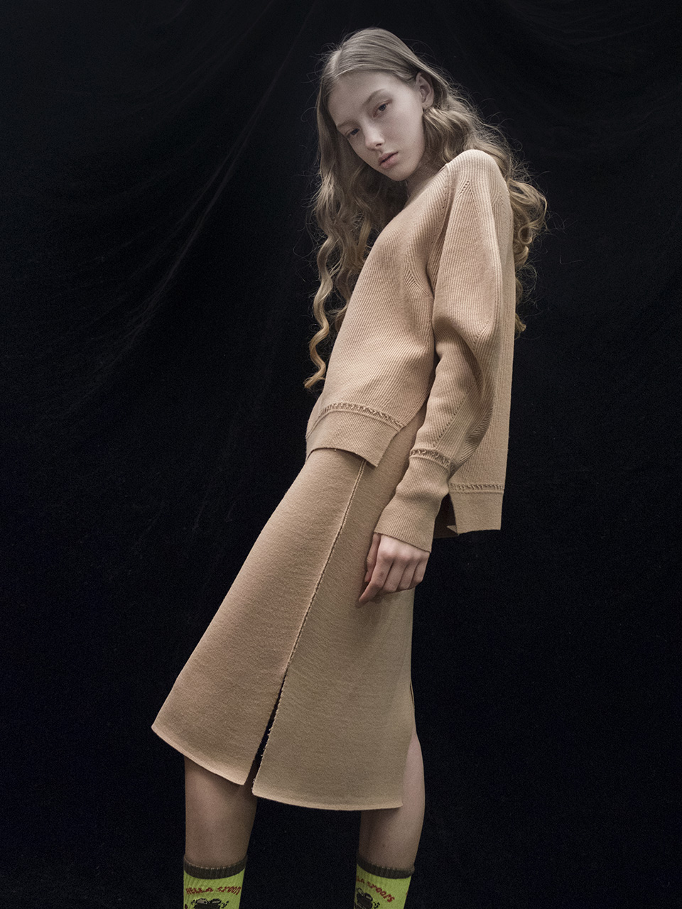 M7WT04A [Structural Sleeve Ribbed Pullover] BEIGE