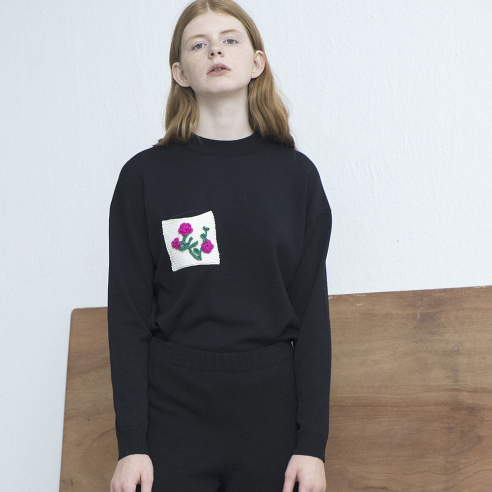 M8FT01A 	POCKET FLOWER pullover